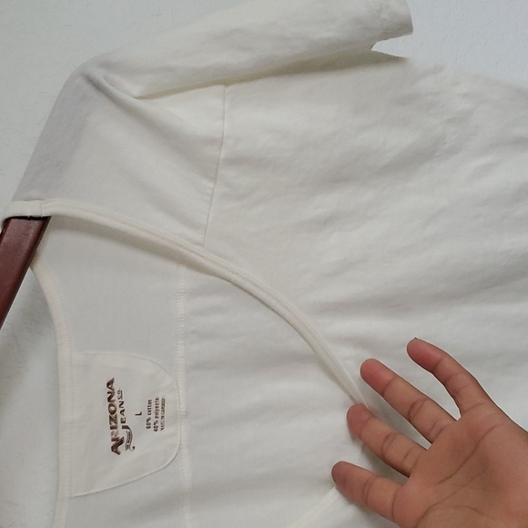 Woman's Withe top .. - Picture 5 of 7